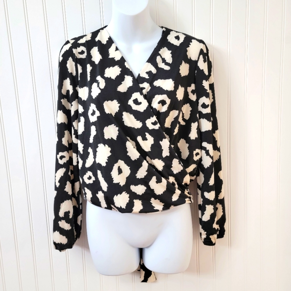 KAII black & white wrap top size medium